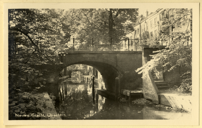 805411 Gezicht op de Quintijnsbrug over de Nieuwegracht te Utrecht.